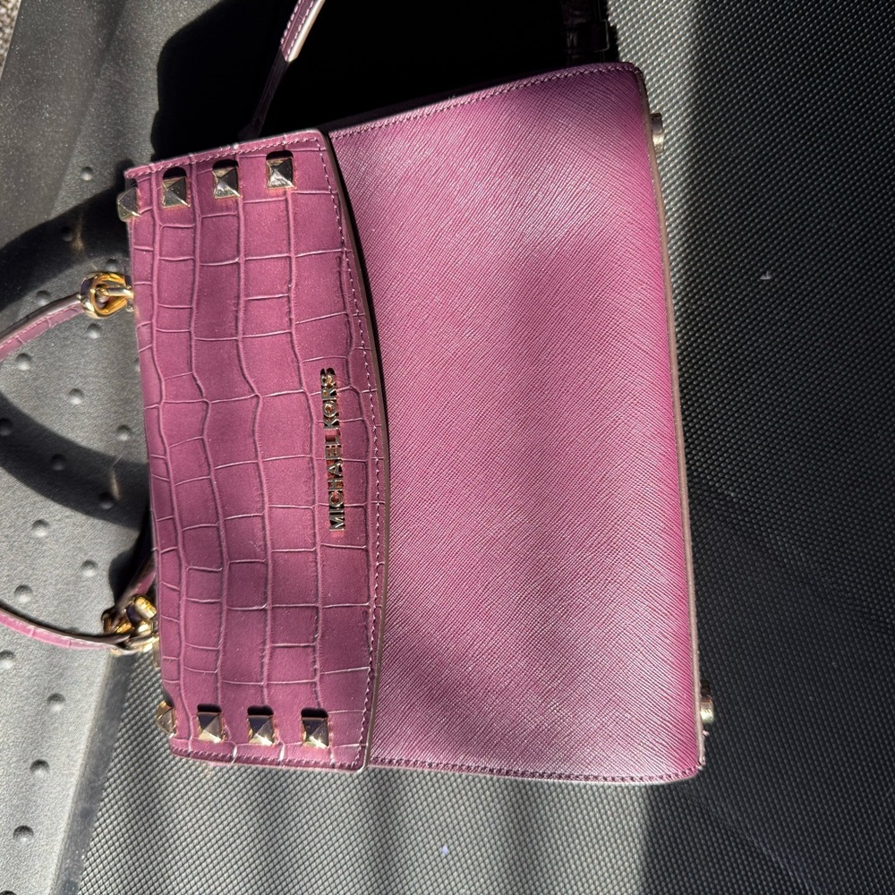 Micheal Kors Elegant Purple Handbag